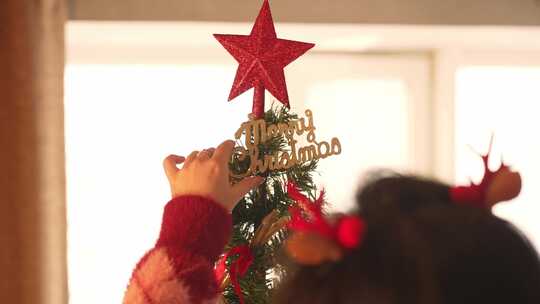 圣诞节漂亮女孩准备圣诞节礼物装饰圣诞树