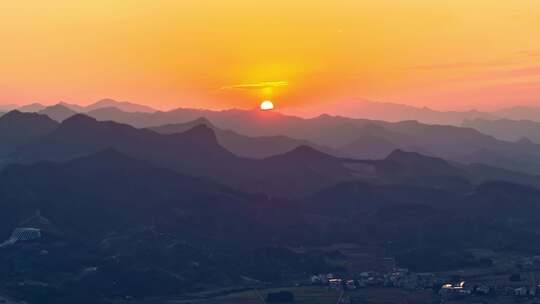 航拍夕阳下的群山和稻田