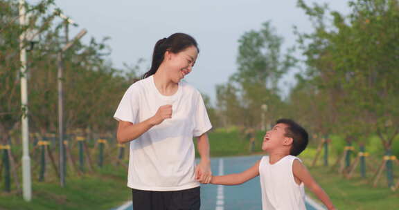 母子快乐奔跑向前