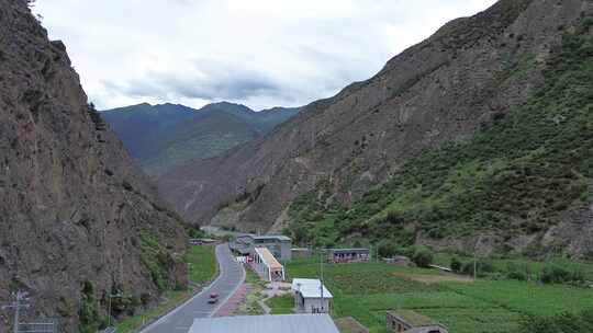 川西夹金山中的夹金村红军雕塑