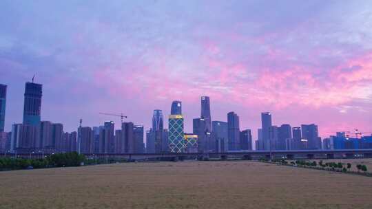 天空晚霞下的杭州城市建筑与麦田高铁航拍