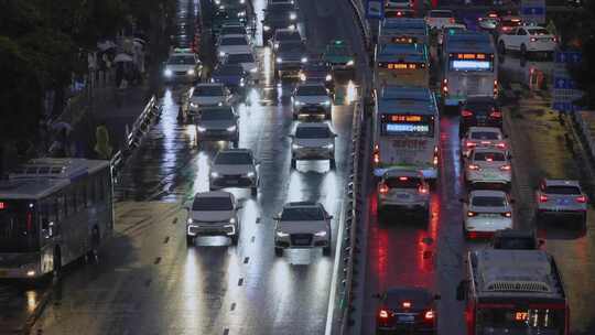 城市夜晚道路交通车流