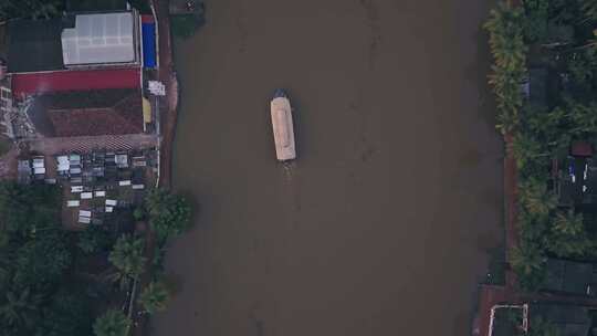 印度阿勒颇喀拉拉邦死水的船屋之旅。空中自上而下的无人机视图视频素材模板下载