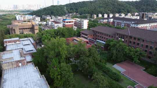 建筑绿树环绕的鸟瞰湖南大学景象