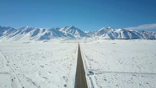 冰天雪地山脉冬天道路