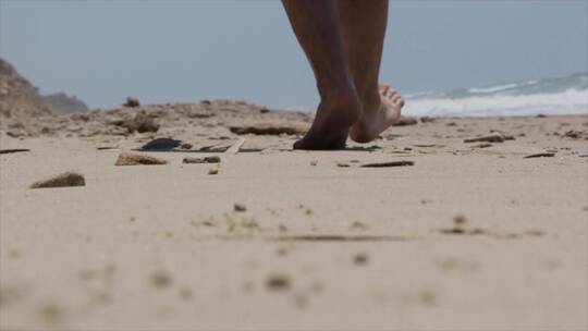 沙滩之上有人走过脚步特写视频素材模板下载