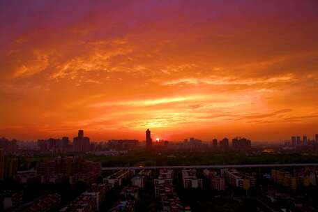 城市上空绚丽多彩的日落景色