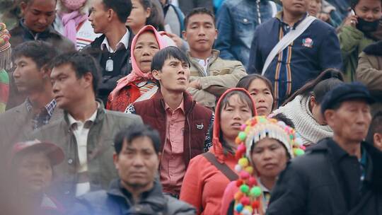 少数民族视频中国西南地区看表演的民众