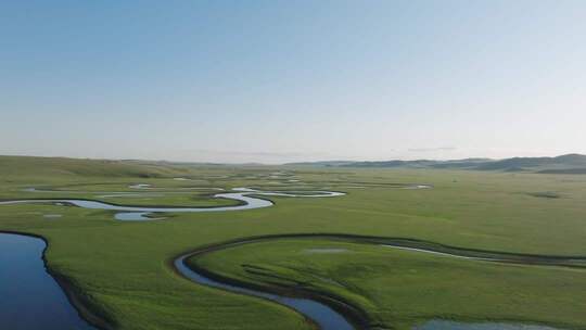 草原蜿蜒河流航拍全景