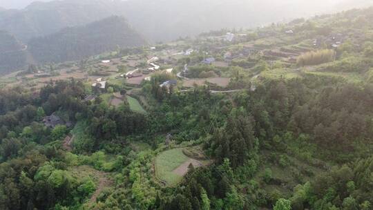 航拍贫困村山上农耕乡村