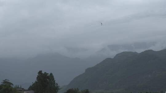 大山与云景变化及滑翔伞