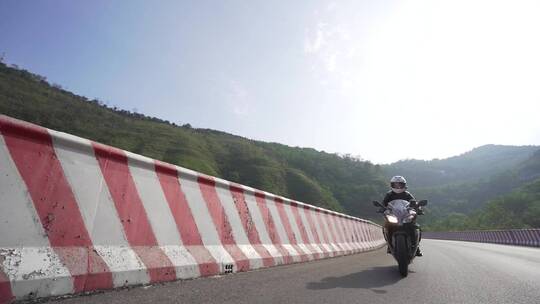 骑士精神摩托车女骑士公路骑摩托车