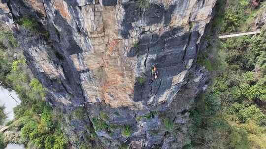 航拍结组攀登桂林阳朔拇指峰的攀岩者