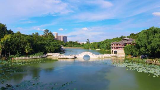 广西南宁狮山公园竹影桥风雨桥湖景风光