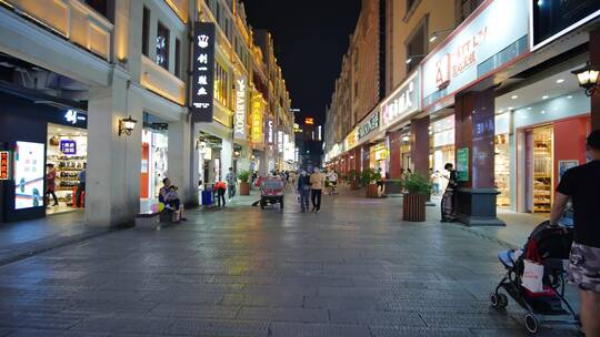 广西南宁兴宁路骑楼老街步行街夜景夜市街景