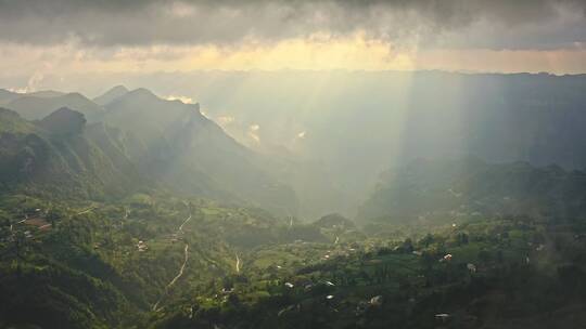 航拍山川峡谷丁达尔效应