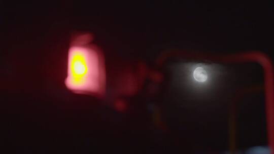 消防警灯变焦到月亮