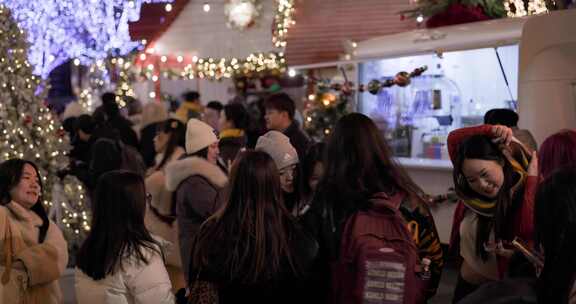 夜市上合影的一群人