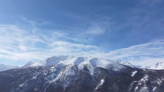 航拍新疆冬季喀纳斯河流晨雾雪山森林雪景