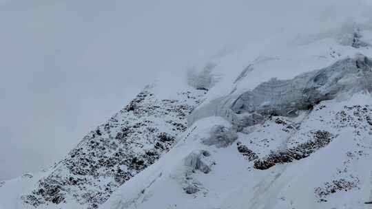 航拍贡嘎山区朗格曼因雪山冰川的攀登者