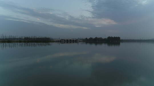 航拍武汉东湖清河桥清晨天空湖水