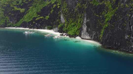 船的空中视频，绿松石水颜色尼多巴拉望菲律宾