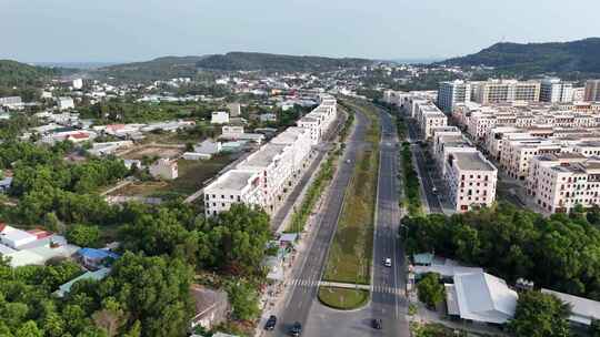 这个空中视频捕捉到了一个现代城市发展，让