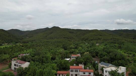 大山中的村庄房屋