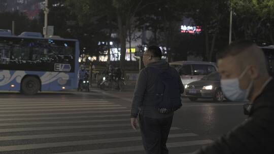 夜晚的街道车流行人