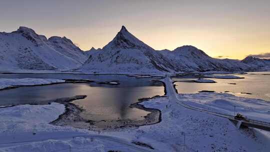 挪威罗弗敦群岛北极圈雷纳冬季雪景高空航拍