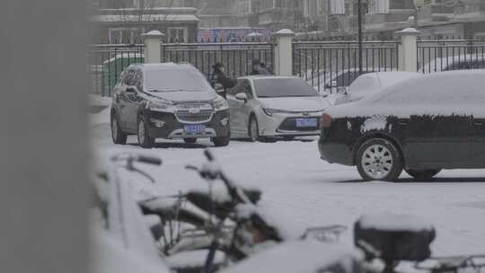 黑龙江牡丹江市小区旁雪中清扫车子积雪远景