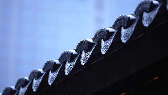 下雨天中式建筑屋檐瓦片雨滴