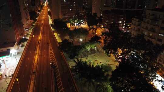 城市中心的夜晚道路