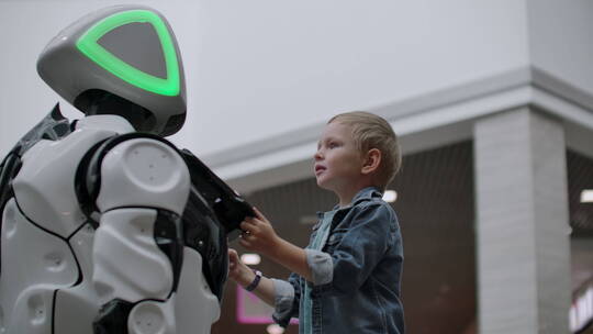 仿人机器人在科技展上与儿童对话