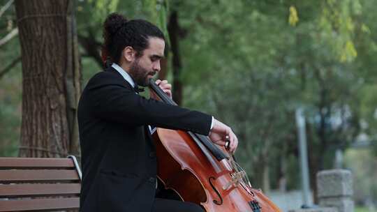 外国男人拉大提琴演奏视频素材模板下载