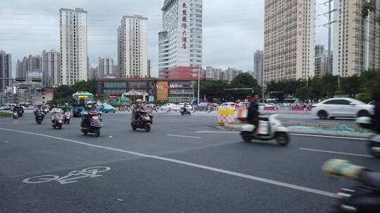 马路上骑电单车穿行街道