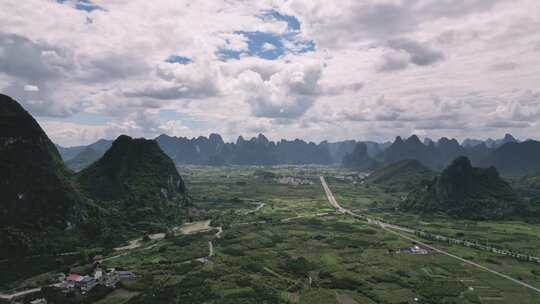 山间田野与公路的自然景观