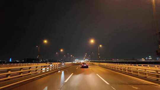 城市夜晚夜景开车第一视角汽车窗外沿途风景