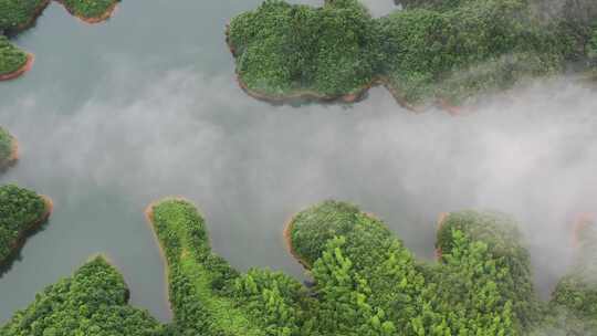 航拍广西云雾飘渺俯拍湖面山岛水库