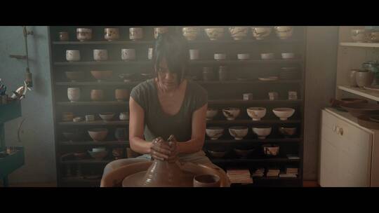 女人在做陶瓷