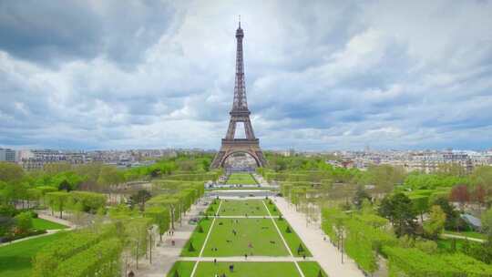 晴天下的巴黎埃菲尔铁塔，空中延时摄影