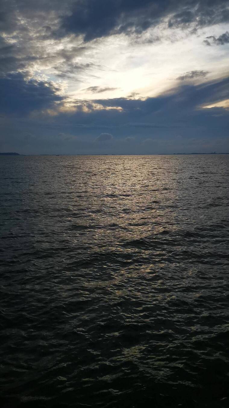 湖面波光倒影晚霞竖屏