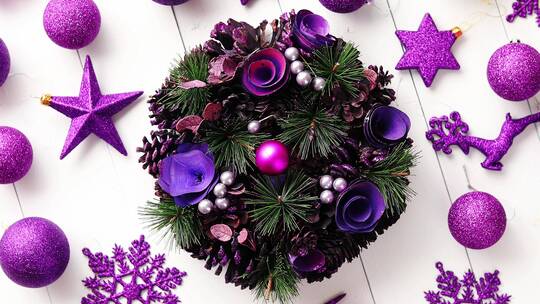 俯拍紫色圣诞花环