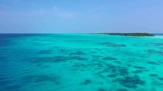 白色沙滩天堂海滩和蓝色海洋背景的日间无人机抽象视图