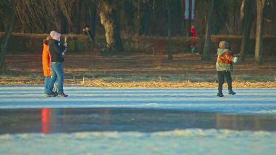 冰上娱乐 结冰湖面 冬天风景 冰雪乐趣 女人