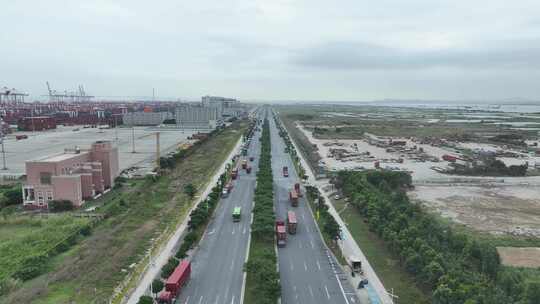 道路上行驶的货车航拍公路集装箱货车