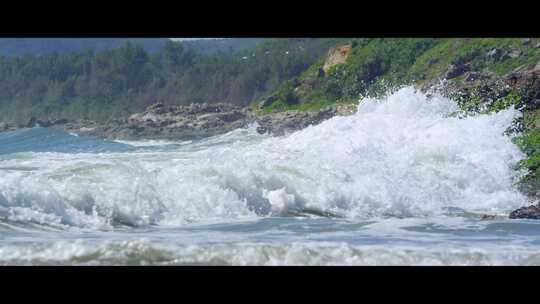 海浪拍打岸边