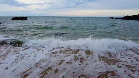 大海滩上的海浪视频