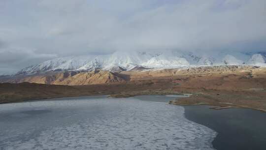 魅力雪山，蔚为壮观。