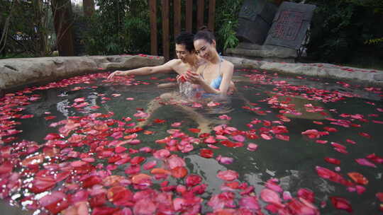 情侣在花瓣温泉中享受浪漫时光